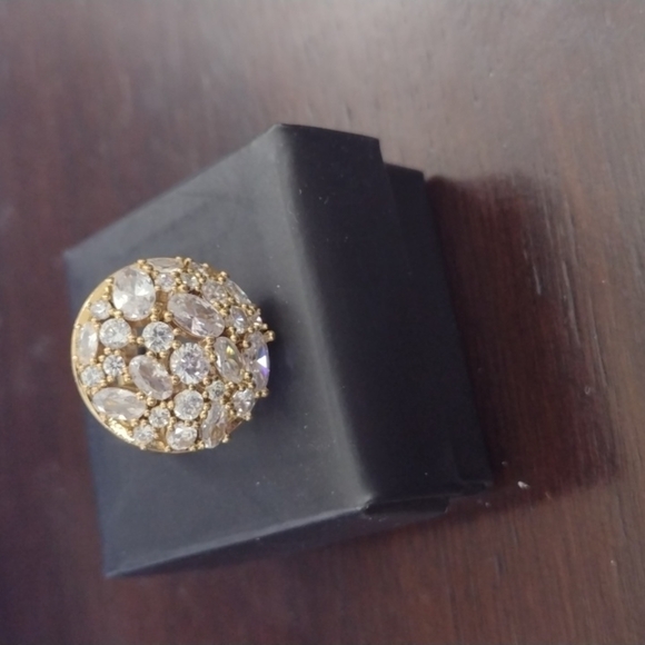 Avon Ring Iconic Statement NIB Goldtone Crystal rare - Picture 7 of 8